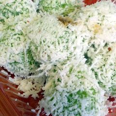 A picture of onde-onde (nyonya desserts).