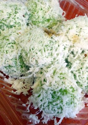 A picture of onde-onde (nyonya desserts).