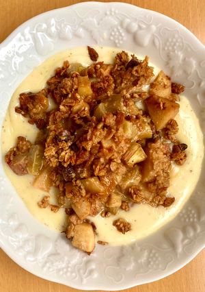 Une photo de Crumble rhubarbe pommes au granola