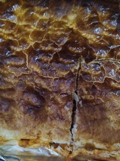 Una foto de Empanada de carne y embutidos
