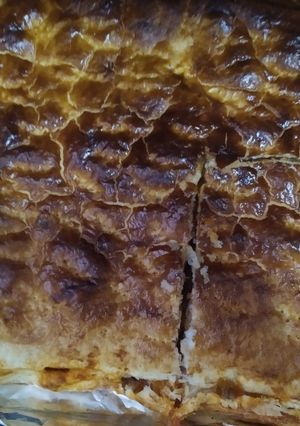 Una foto de Empanada de carne y embutidos