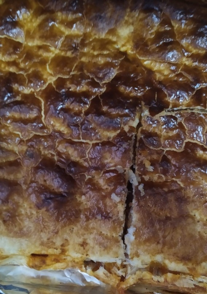 Una foto de Empanada de carne y embutidos