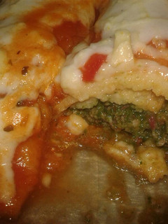 Una foto de Canelones de verdura con salsa blanca y tuco