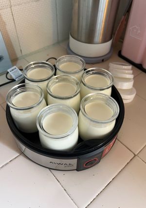 Una foto de Yogur en yogurtera súper fácil cremoso