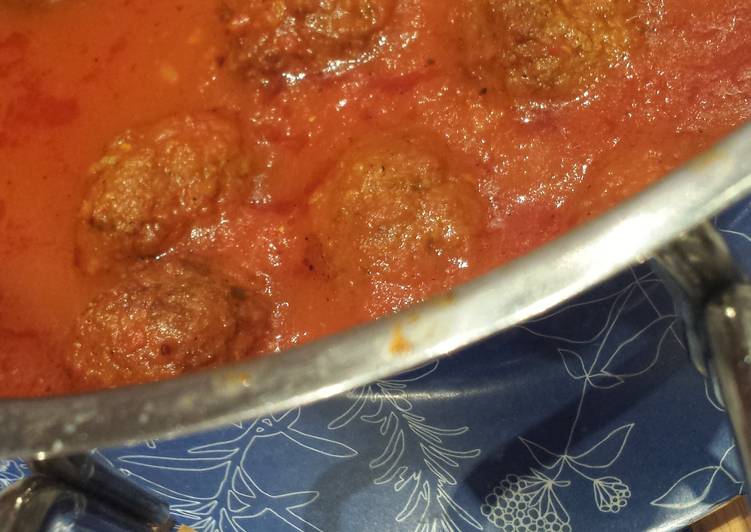 Meatballs in rich Tomato Sauce ( Dawood Basha ) Meatballs in rich Tomato Sauce ( Dawood Basha )