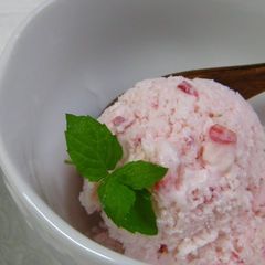 A picture of Strawberry Yogurt Ice Cream.