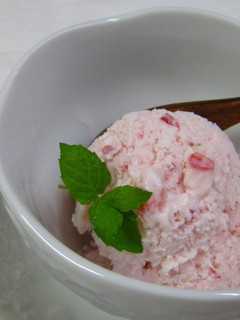 A picture of Strawberry Yogurt Ice Cream.