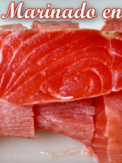 Una foto de Salmón marinado en cítricos