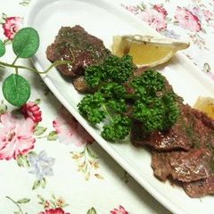 A picture of Bite-Size Beef Steak with Garlic Soy Sauce.