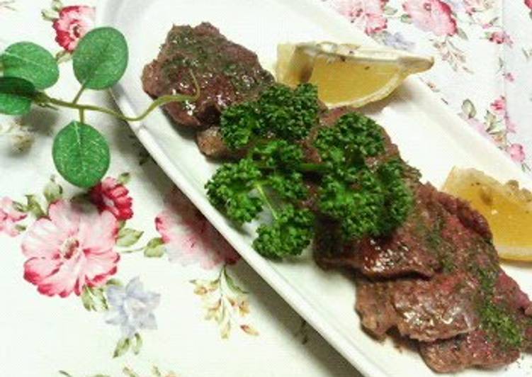 Steps to Make Homemade Bite-Size Beef Steak with Garlic Soy Sauce