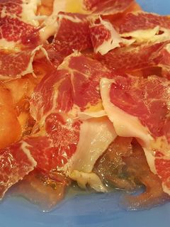 Una foto de Ensalada de tomate y jamón