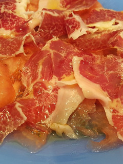 Una foto de Ensalada de tomate y jamón