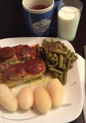 A picture of Cheese And Tomato Pesto Chicken.