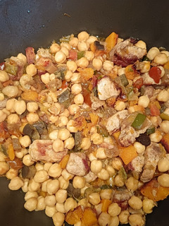 Una foto de Garbanzos trufados con costilla de cerdo
