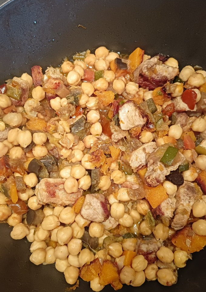 Una foto de Garbanzos trufados con costilla de cerdo