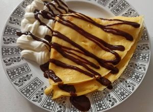 Foto principal de Crêpes con plátano, sirope de chocolate y nata
