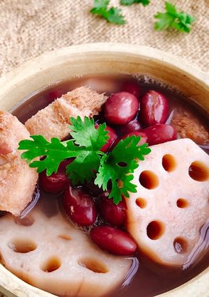 Hình của món Canh củ sen đậu đỏ nấm hầu thủ.