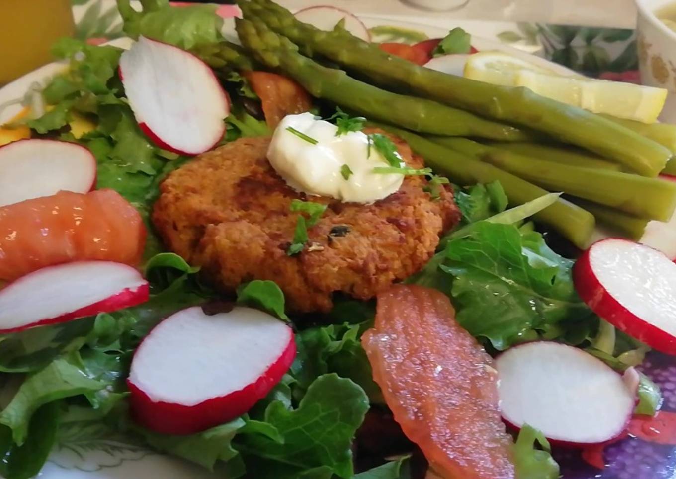 Crab burger cake con vegetales verdes