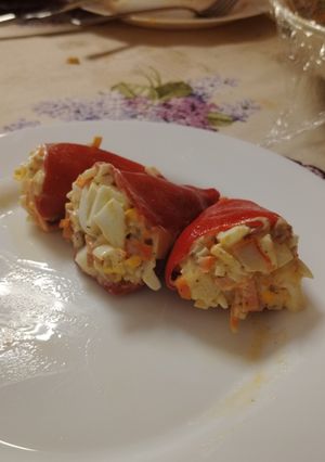 Una foto de Pimientos del piquillo rellenos de ensalada de pulpo y surimi