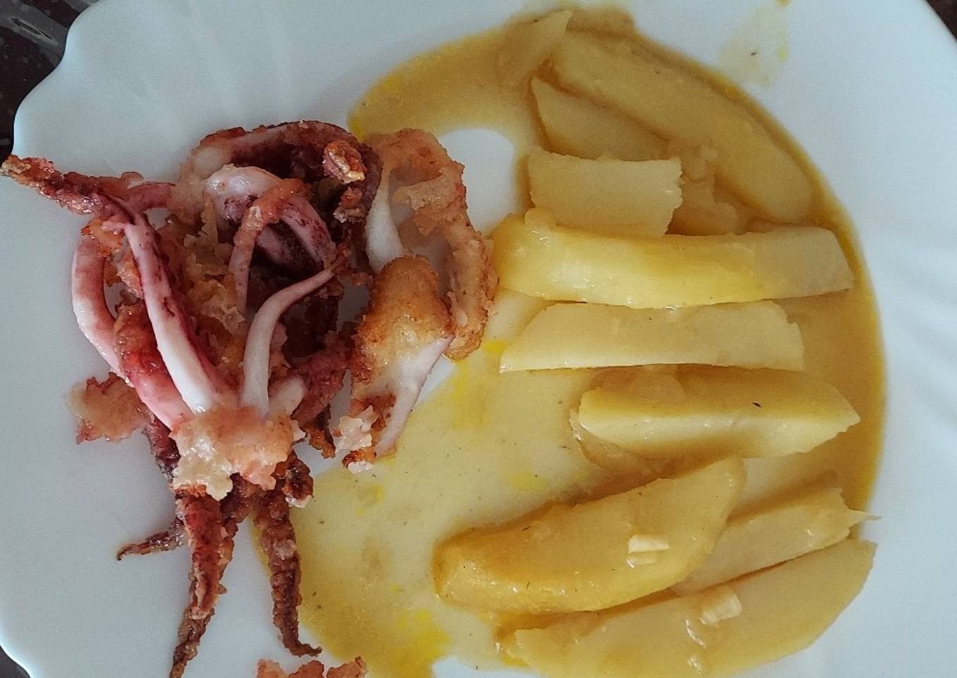 Patatas fritas en salsa amarilla