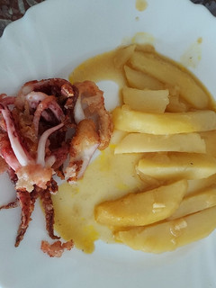 Una foto de Patatas fritas en salsa amarilla