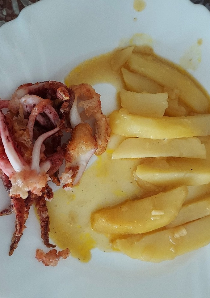 Una foto de Patatas fritas en salsa amarilla