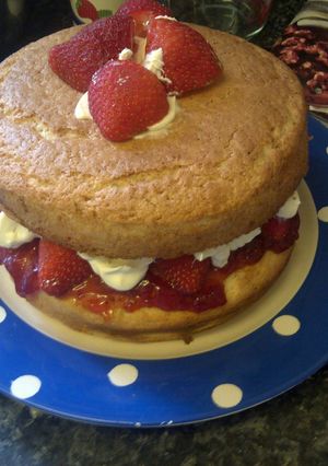 A picture of cheating quick strawberry cream sponge cake.