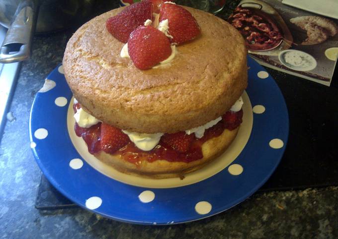 cheating quick strawberry cream sponge cake
