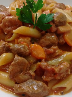 Una foto de Penne Rigate guisado con Salchicha. Panceta & más