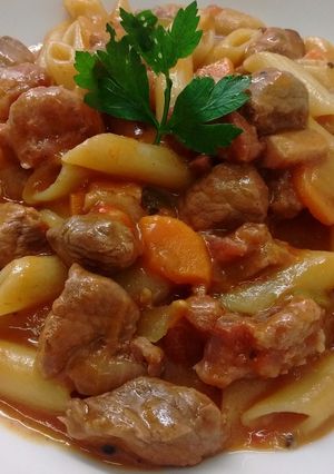Una foto de Penne Rigate guisado con Salchicha. Panceta & más