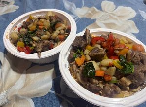 Una foto de UFO sopa con carne de res verduras