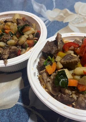 Una foto de UFO sopa con carne de res verduras