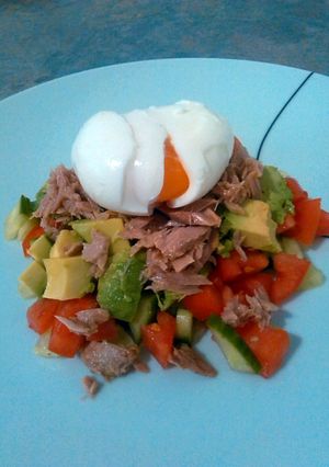 A picture of Salad with tuna and egg.