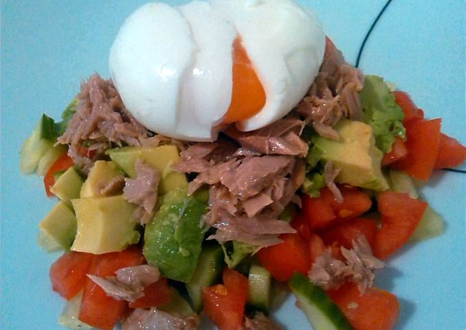 Salad with tuna and egg