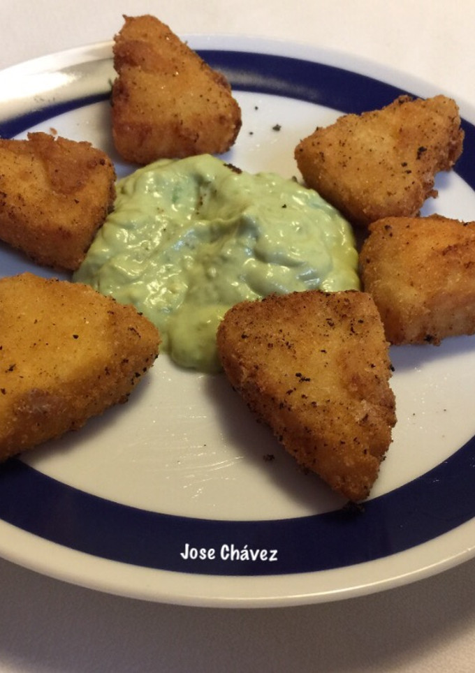 Una foto de Queso frito rebozado con Salsa de Aguacates
