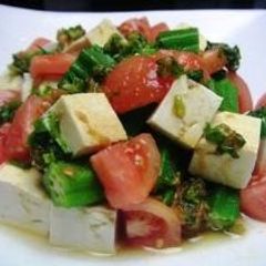 A picture of Tofu Salad with Okra and Tomato.