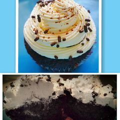 A picture of Ray's'Chocolate vanilla Pudding Cupcakes.