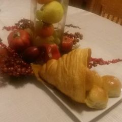 A picture of Bread Cornicopia Centerpiece / Roll Serving Display.