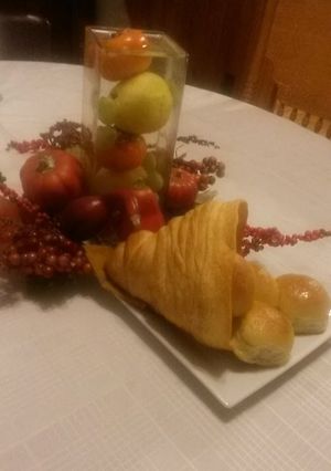 A picture of Bread Cornicopia Centerpiece / Roll Serving Display.