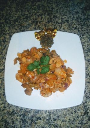 Una foto de Salteado al vino de champiñones con habichuelas y jamón ibérico