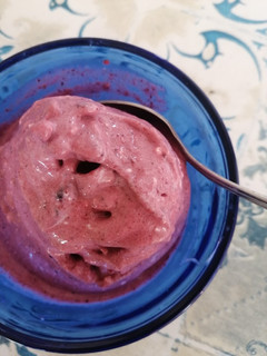 Una foto de Helado frutos rojos 🍓🍒🍧/ low carb / keto