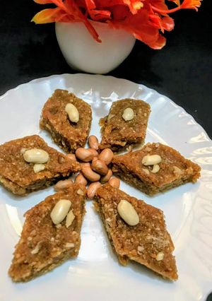 मूंगफली की बर्फी रेसिपी मुख्य फोटो