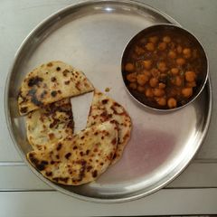 A picture of Kulcha and chole.