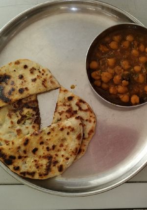 A picture of Kulcha and chole.