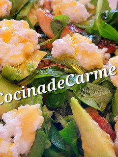 Una foto de Ensalada de pollo y requesón con miel