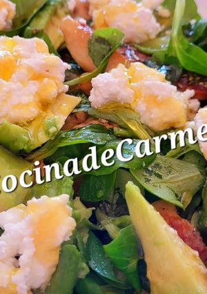 Una foto de Ensalada de pollo y requesón con miel