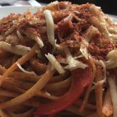 Una foto de Pasta en salsa de pimientos con polvo de jamón serrano