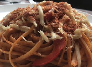 Una foto de Pasta en salsa de pimientos con polvo de jamón serrano