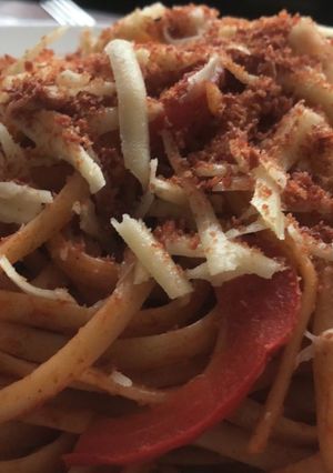 Una foto de Pasta en salsa de pimientos con polvo de jamón serrano