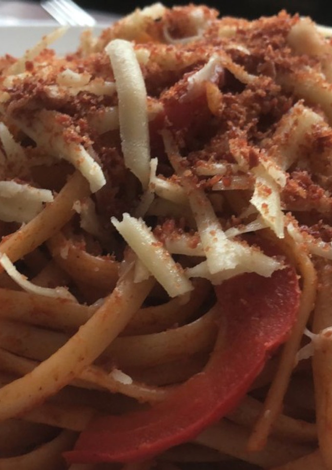 Una foto de Pasta en salsa de pimientos con polvo de jamón serrano